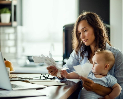 Mère et son enfant consultant des factures