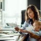 Mère et son enfant consultant des factures