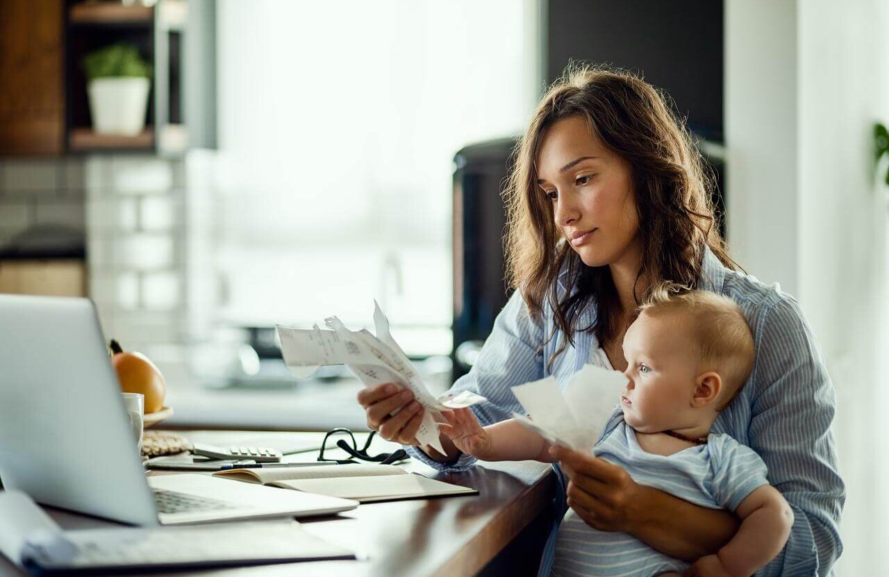 Mère et son enfant consultant des factures