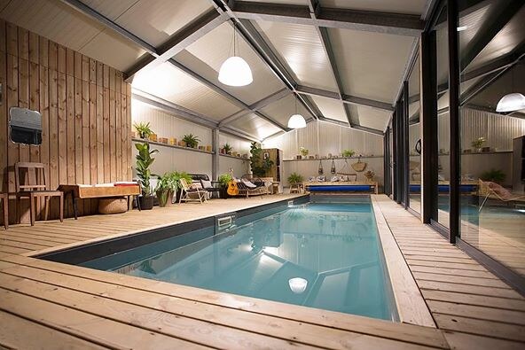 Piscine intérieure du gîte Le Chromatic