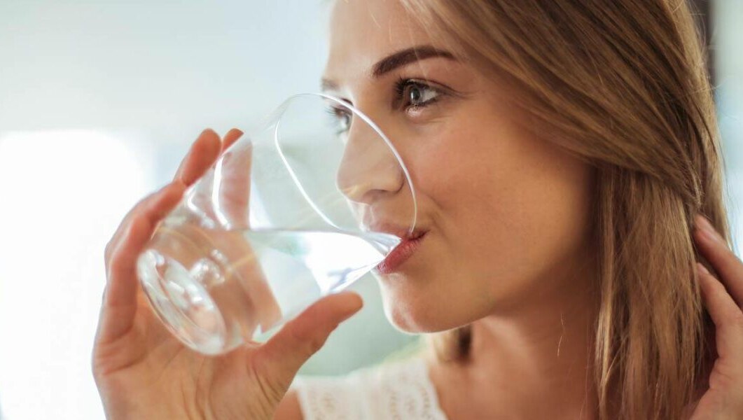 Femme buvant un verre d'eau