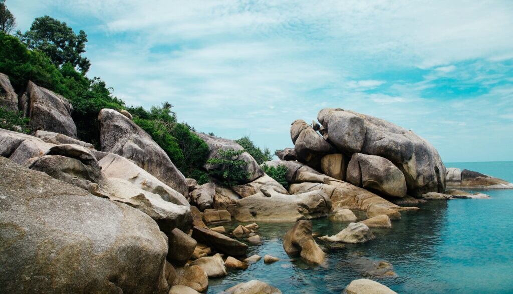 Rochers au bord d'une eau claire