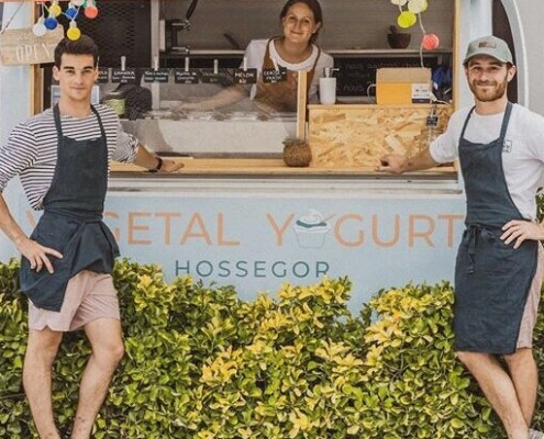 Les fondateurs de Vegetal Yogurt devant leur stand