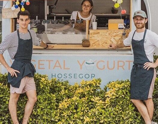 Les fondateurs de Vegetal Yogurt devant leur stand
