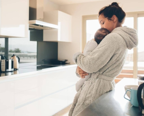 Mère et son bébé dans une cuisine lumineuse
