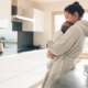 Mère et son bébé dans une cuisine lumineuse