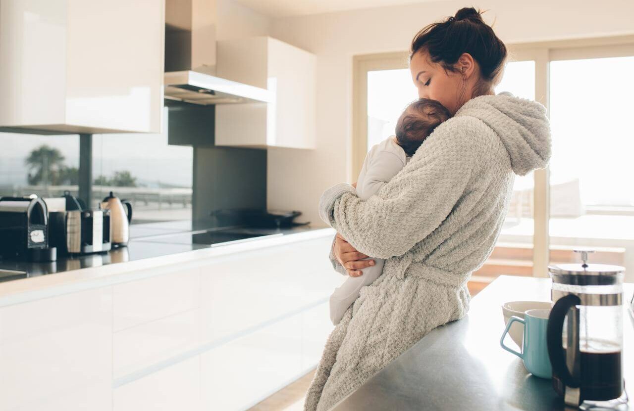 Mère et son bébé dans une cuisine lumineuse
